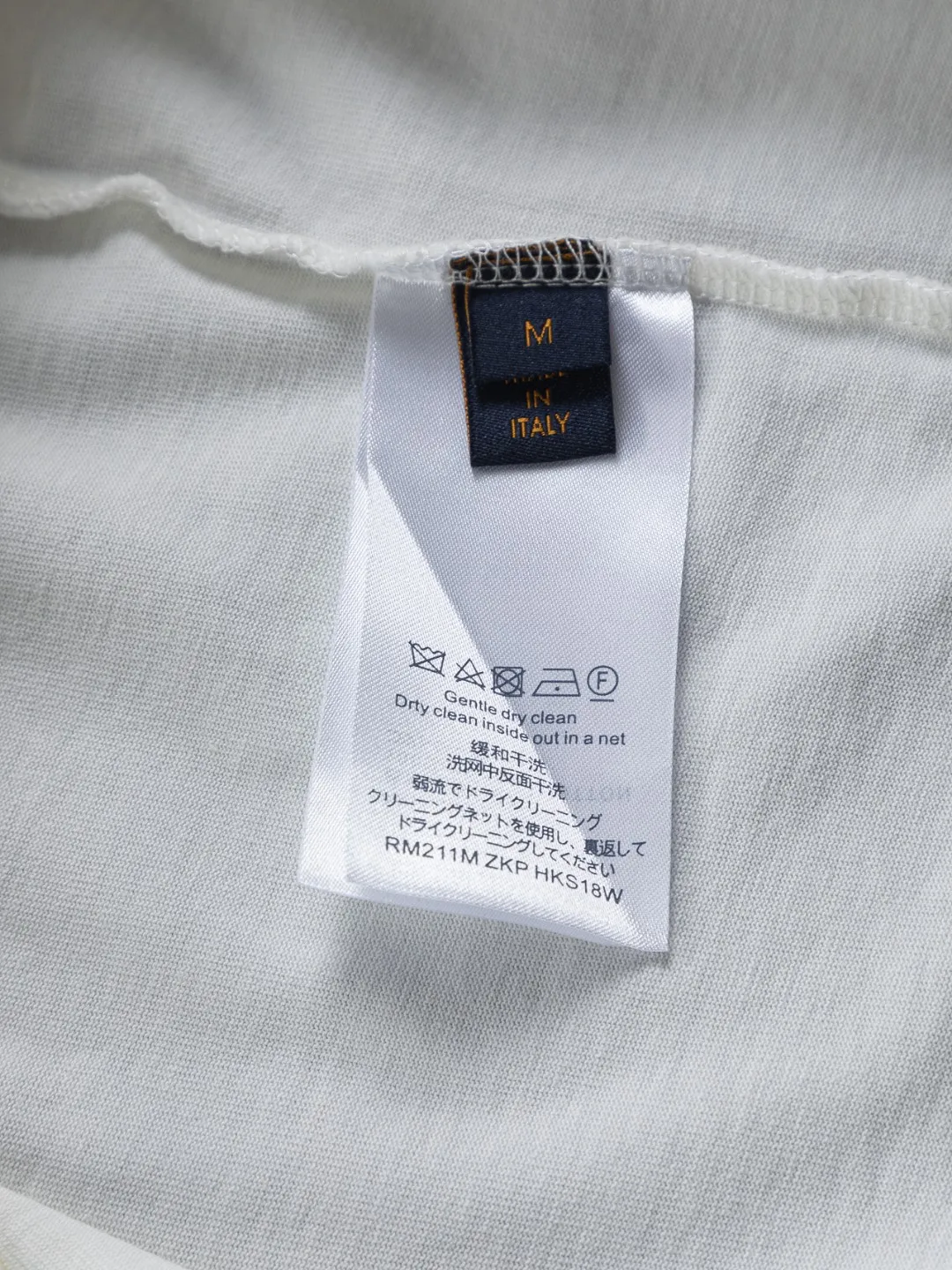 🅿️220 Louis Vuitton 1V LV slightly wide version S-XL LV 26ss new product counters are on the shelves at the same time. Multiple craftsmanship. Three-dimensional water-soluble cotton letters on the chest🪡 embroidery + water-soluble cotton large letters logo on the back🪡 embroidery. Round neck short-sleeved T-shirt, same style for men and women! Consigned to one-to-one creation. Synchronized with the official website, pure cotton fabrics at the counter! It is close to the skin and comfortable, durable and easy to wear. It has a classic and simple logo design and meticulous original craftsmanship. Short-sleeves, a must-have item for men, do not appear to be the same for the general public, but must be unique and eye-catching. This LV short-sleeve is all about quality, comfort, the same shape and fashion as always, including fabrics and cutting techniques. All of them have been made with great effort! 320 grams of washed pure cotton fabric, pure cotton is breathable, very refreshing and comfortable for daily wear. The rib knitting on the neckline is smooth and tight, and the neckline will not be skewed if you toss it at will. The loose version, you will find that it looks really good on the upper body. The overall is minimalist and neat, super versatile for daily use! Pair it casually with a pair of pants for a youthful look. A T-shirt will make your outfit crazy. It is a fashionable item that can never go wrong! Color: Black White Size: S-XL Size chart: S: Shoulder width 50-Bust 56-Length 70 M: Shoulder width 52-Bust 57-Length 72 L: Shoulder width 54-Bust 59-Length 74 XL: Shoulder width 56-Bust 62-Length 76
